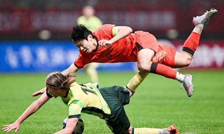 开云体育网址-杨铭锐太凶了!U19国青2-4袋鼠 小苗独了 场地太坑了!久尔太水了